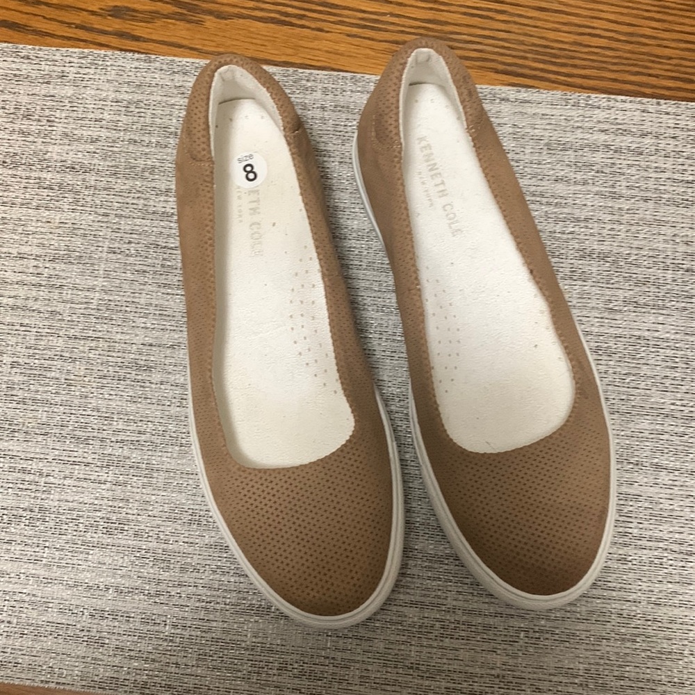 Kenneth Cole WMS 8M Leather Upper Kassie 2 Round Toe Rubber Soles Slip Ons NWOT